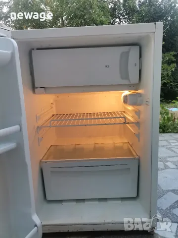 Малък хладилник Нео с камера. Работи отлично.