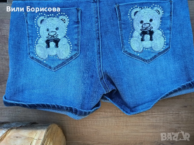 Деним къси дамски панталони с бродирано мече- свежо допълнение към летният аутфит