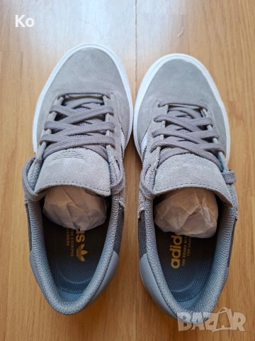 Нови оригинални маратонки Adidas естесвен велур, снимка 2 - Маратонки - 55164001