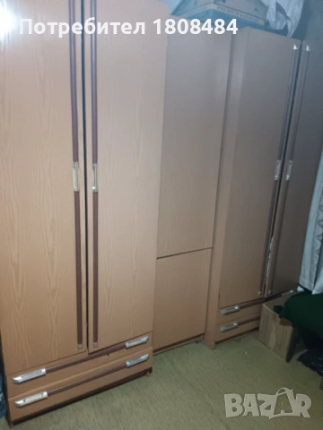 Продавам секция с гардероби, два гардероба и модул между тях за съхранение, три модула общо