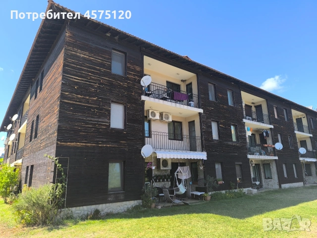 Апартамент във затворен комплекс.Към апартамента има парко място,маза и 40 кв земя във комплекса.