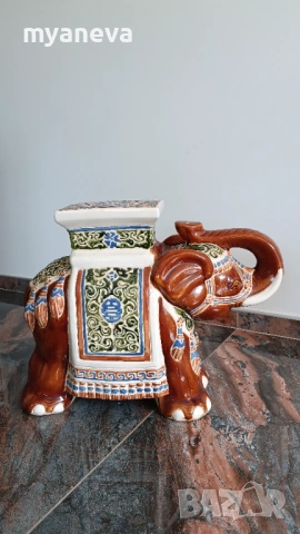 Порцеланова , ръчно рисувана с детайлни орнаменти , индийска маса с форма на слон .