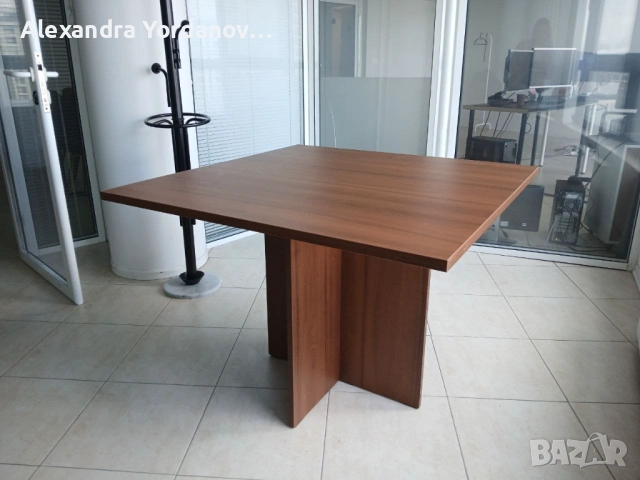 Квадратна кафява маса