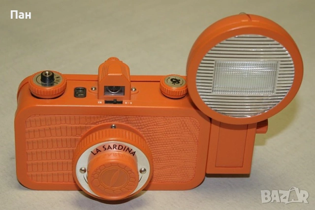 Камера за Ломография La Sardina със светкавица
