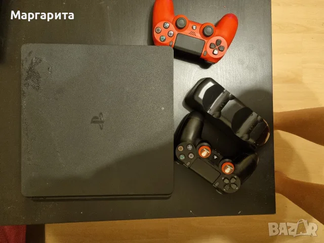 Продавам PlayStation 4 (1TB) + 2 контролера + Зарядна станция