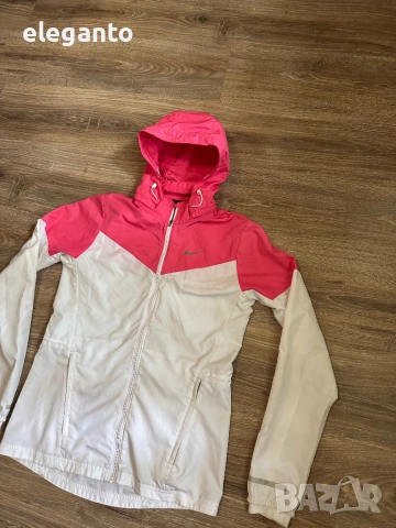 Дамска ветровка Nike Vapor Light Windrunner Jacket , S размер, снимка 2 - Якета - 54654193