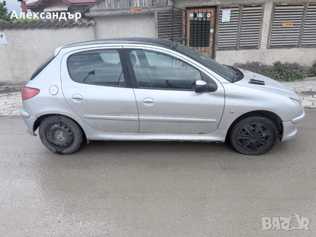 Peugeot 206 1.4i Газ/Бензин - 2000 г., 4 врати, снимка 4 - Автомобили и джипове - 54639709
