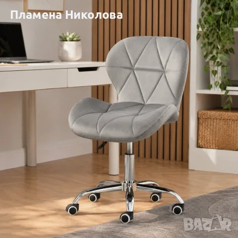 Офис стол с кадифена тапицерия, хромирана основа и колелца – светло сив