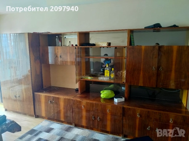 Подарявам гардероб и холна секция 
