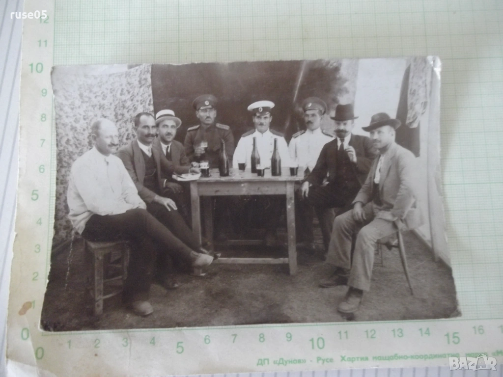 Снимка на осем мъже по време на почерпка стара, снимка 1