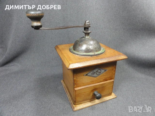 СТАРА РЕТРО ДЪРВЕНА МЕЛНИЦА ЗА КАФЕ РЪЧНА КАФЕМЕЛАЧКА KYM, снимка 3 - Антикварни и старинни предмети - 54712754