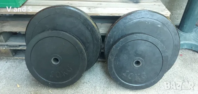 Тежести  2× 20 кг и 2× 10 кг.