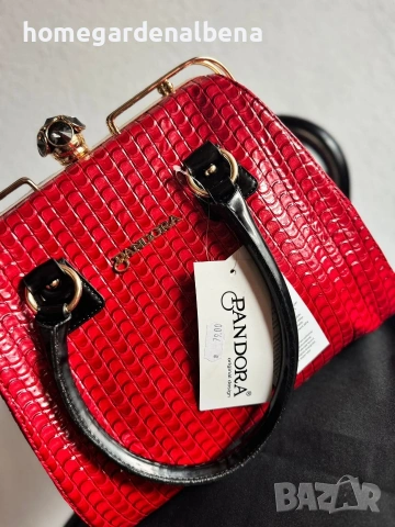 Дамска чанта доктор ярко червена лачена еко кожа релефна текстура златна рамка