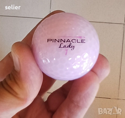 топка за голф Pinnacle Lady в светлорозов цвят. Тези топки са специално проектирани за дами, като пр