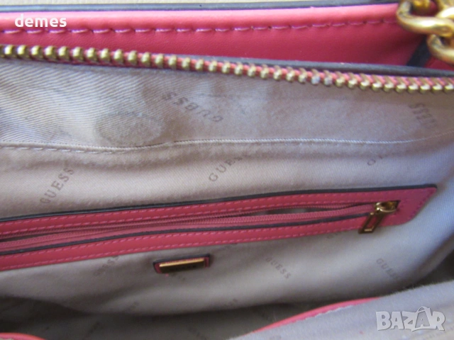 Оригинална дамска чанта GUESS от еко кожа в цвят корал, снимка 6 - Чанти - 55237413