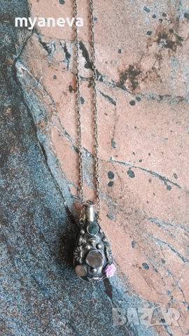 Старинно колие е флакон за парфюм  изработено от метал с декорация от камъни. , снимка 7 - Колиета, медальони, синджири - 54230608