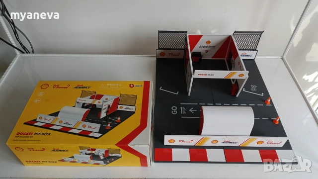 Bburago Ducati Pit-Box  (Shell V-Power) , сглобяема конструкция на бокс с писта за колички и мотор. 