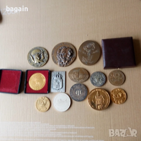 Колекция от плакети медали.