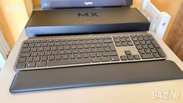 Logitech MX Keys Plus – като нова, пълен комплект, снимка 2 - Клавиатури и мишки - 54537365