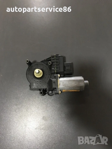 Мотор за стъкло предна дясна врата Bosch за Audi A4 (2000) 0130821786, снимка 2 - Части - 54726511
