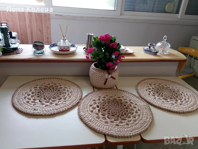 Комплект салфетки за сервиране и кашпа от прежда макарон -ръчно плетиво., снимка 4 - Декорация за дома - 55153787