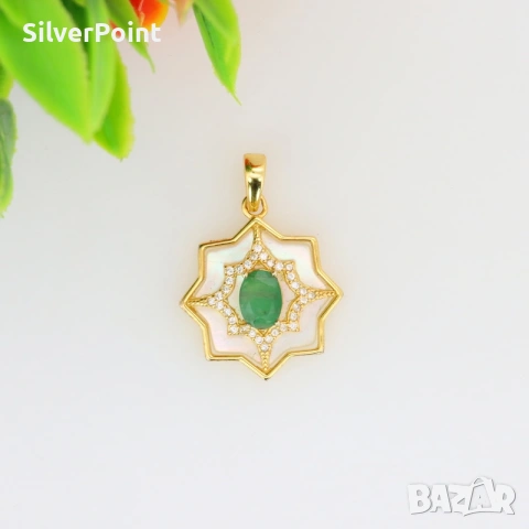 Сребърна висулка с натурален Изумруд върху седефена плочка с 18К позлата и сертификат 