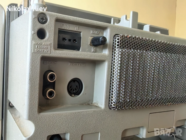 Уникален Hitachi TRK-9900E – Колекционерски 3-компонентен касетофон Boombox (1981, Япония, снимка 10 - Радиокасетофони, транзистори - 55103419