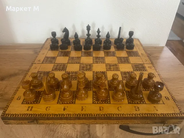 Шах с дървени фигури