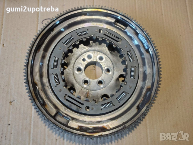 Демпферен Маховик 04E105266K Volkswagen Passat B9 1.5 eTSI 150кс 2024г Бензин Комби