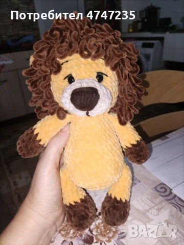 Ръчно плетена играчка амигуруми.