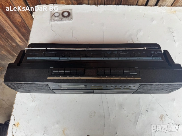 Радио касетофон Toshiba , снимка 2 - Радиокасетофони, транзистори - 54917877