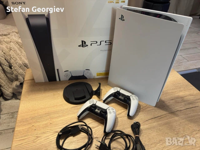 Продавам отлично запазена конзола Sony PlayStation 5 (Standard Disc Edition). + 2 джойстика, снимка 2 - PlayStation конзоли - 54532255