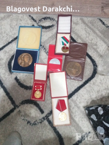 Ордени,медали,плакети, значки над 1000 броя, снимка 15 - Антикварни и старинни предмети - 54730146