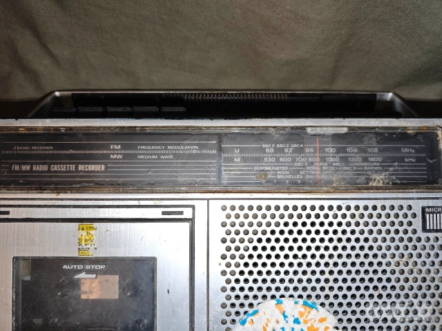 Продавам касетофон Hitachi trk 5600E, снимка 3 - Радиокасетофони, транзистори - 54071657