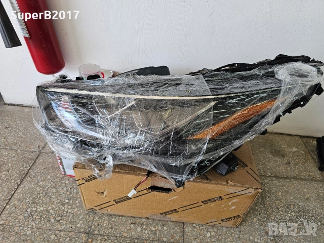 Продавам - оригинален ляв фар за Тойота Хайлендър 2019 г. за части