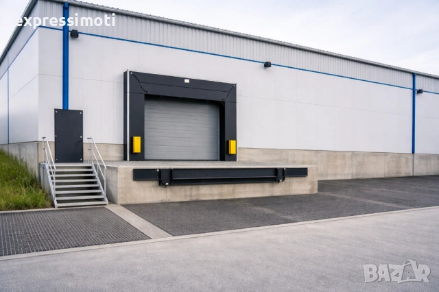 склад в складова база, на рампа