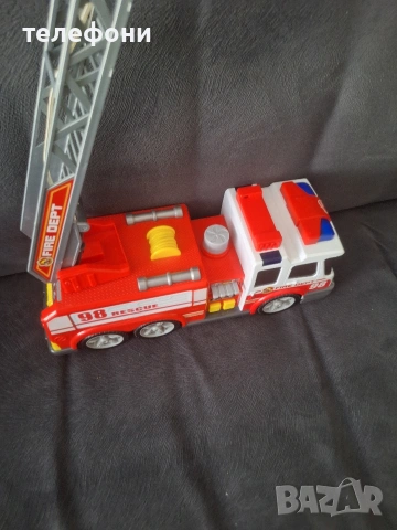 Голяма пожарна кола Dickie Toys (36 см) със звук, светлини и водна помпа – Като нова!, снимка 2 - Електрически играчки - 54720387