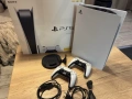 Продавам отлично запазена конзола Sony PlayStation 5 (Standard Disc Edition). + 2 джойстика, снимка 2
