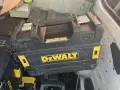 Лазерен нивелир DeWALT с 3 лъча с 1 батерия и зарядно, 12 V, 2 Ah, 30 м, 50 м, 0.3 мм/м, DCE089D1R, снимка 3