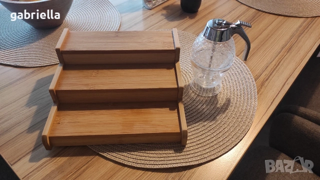 Буркан за мед и дървена поставка за буркани.