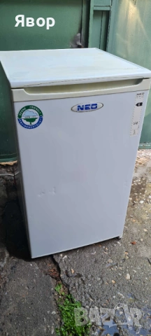 Продавам малък хладилник NEO