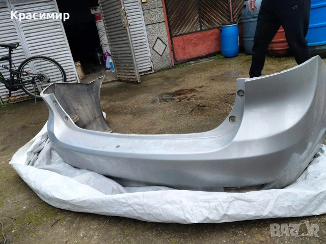 Продавам задна броня за Тойота-Авенсис комби Т27