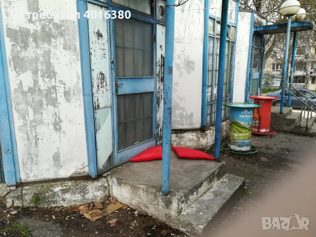 Самостоятелна полумасивна сграда с прилежаща площ