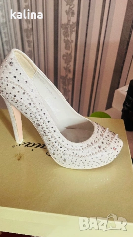Бели обувки с камъни 