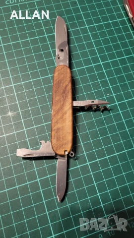 Продавам джобен сгъваем нож Victorinox Spartan/ Викторинокс с дървени чирени