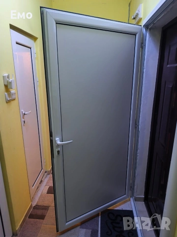 Продавам алуминиева врата с каса 110x205 см – отлично състояние