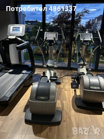 Крос тренажор Technogym Synchro Excite — отлично състояние, снимка 2 - Фитнес уреди - 55047445
