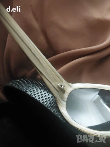 GUESS Original Нови слънчеви очила с калъф, снимка 5 - Слънчеви и диоптрични очила - 47928861