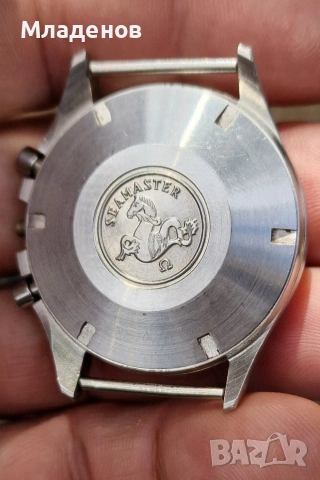 Каса от часовник на която пише Omega .