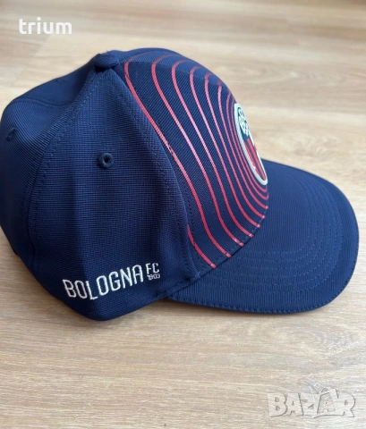 Шапка Bologna FC Graphic cap 2025/26, снимка 3 - Фен артикули - 55048049
